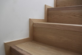 Obklad betonových schodů dřevěnou třívrstvou podlahou Dub kouřový, bělený