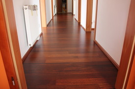 Masivní dřevěná podlaha Merbau - povrchová úprava lak.
