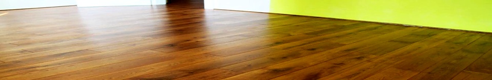 Jak na údržbu dřevěných podlah? Je lepší lak nebo olej?