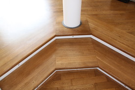 Masivní podlaha - schod, lak, teac