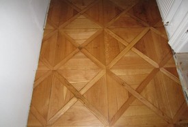 Dubová podlaha tvoří základ interiéru