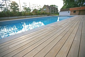 Dřevěná terasa kolem bazénu