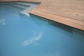 Dřevěné terasy kolem bazénu