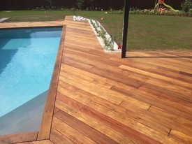 Okolí bazénu z dřevěné terasy Cumaru